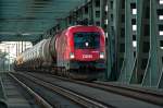 br-1016 1016 020 bef�rderte am 06.05.2010 um 19:46 diesen G�terzug �ber die Donau, Richtung Wien Erdberger L�nde. 