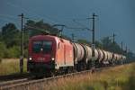 br-1016 Gewitterstimmung an der Nordbahn. 1016 028 bef�rdert einen Kesselwagenzug Richtung G�nserndorf. Helmahof, am 19.06.2010.