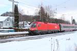 1016 020-8 bei der Einfahrt in den Bahnhof Prien a. ...