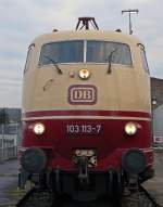 Frontalansicht der 103 113-7 im DB Museum Koblenz am 21.11.09 ...