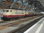 Durch die L�becker Bahnhofshalle schob 103 184 am 28.November 2009 ...