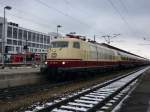 BR 103 Zwischen dem ganzen Italien Verkehr habe ich am 13.12.2009 auch noch die 103 235-8 mit Ihrem TEE aus Bischofshofen kommend in M�nchen Ost Pbf fotografieren k�nnen.