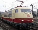 103 184-8 mit TEE bei der Ausfahrt aus K�ln Hbf ...