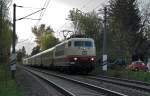 BR 103 D 16151 (Dortmund - Wien FJB) kurz vor Kritzendorf, am 21.04.2010 in H�flein an der Donau. Die Lok und der rote VW K�fer passen doch irgendwie in die gleiche Epoche;-)
