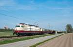 BR 103 103.235, diesmal bei wundersch�nen Fr�hlingswetter, als D 16145 von Stra�hof nach Wien Franz Josef's Bahnhof. Die Aufnahme entstand am 25.04.2010 in Hausleiten.
