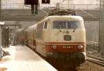 103 208-5 in Hamburg-Hauptbahnhof, Fahrtrichtung Altona, Foto 1992, (scan vom ...