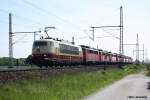 103 222 mit einem 140er-Schrottzug am 29.5.10 in Dedensen.  ...