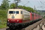 Die 103 222-6 zieht den 139er/140er Schrottzug aus Seelze mit ...