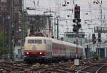 BR 103 103 235-8 mit dem IC1806 nach Hamburg Altona bei der Bereitstellung in K�ln Hbf, 23.7.10