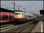 BR 103 103 184 mit paar historischen Wagen bei der Durchfahrt durch K�ln Deutz