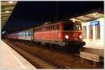 br-1042 Nach einem Monat Fotopause habe ich am Samstag wieder einmal einen kleinen Fotoausflug im Raum Wien unternommen. Grund waren ein paar Z�ge, f�r die eine nette Bespannung vorausgesagt war. Den Anfang machte die altwertige 1042 020 mit ihrem ER 2114 „Silva Nortica“ von Wien Franz Josefs Bahnhof nach Gm�nd. Als der Zug noch bis Budweis fuhr, war die Bezeichnung EURegio logisch, warum man diesen Zug noch immer EURegio nennt, verstehe ich allerdings nicht. Die Aufnahme zeigt den Zug am 28.11.2009 beim Halt in Wien Heiligenstadt. 1898 wurde der von Otto Wagner gestaltete Bahnhof Wien Heiligenstadt als Umsteigebahnhof zwischen der 1870 er�ffneten Kaiser-Franz-Josephs-Bahn, der Wiener Stadtbahn sowie der Vorortelinie er�ffnet. Heute ist er auch noch ein wichtiger Busbahnhof f�r Busse innerhalb Wiens und nach Klosterneuburg.