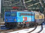 br-1042 1042 520 mit neuer 'LOK Magazin' Werbung bei der einfahrt mit Rheingold Dome Car in K�ln Hbf am 16.02.2010