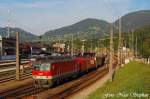 1044 042-0 und 1116 151-0 verlassen Schwarzach-St.Veit mit einem langen ...
