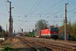 1044 055 passiert mit einem G�terzug soeben den Bahnhof Korneuburg ...
