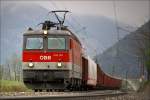 Teleaufnahme der E-Lok 1044 023, welche mit G�terzug 56603 von ...