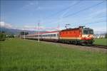 1044 092 im Schachbrettdesign f�hrt mit IC 534 �sterreichischer St�dtebund  ...