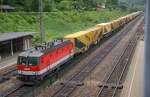 1044 090 zieht ihrem Gartner-Ganzzug durch den Bahnhof Tullnerbach-Pressbaum in ...