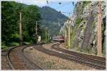 br-1044 1044 041 schl�ngelt sich mit dem IC 534 '�sterreichischer St�dtebund' �ber den Semmering. 
Breitenstein 3.7.2010