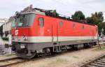 Eine 1044 017-0 wartet auf Gleis 11 im Kremser Bahnhof ...