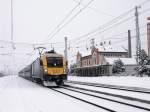 BR 1047 Am 07.02.2010. f�hrt der Schnellzug 6200 (Budapest - Z�hony) am Station Karcag an.
