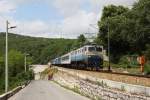 1061 016 hat mit dem Personenzug 4001 am 08.06.2011 vor ...