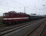 211 030-2 wartet mit ihrem Sonderzug von Stralsund nach Cottbus ...