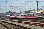 br-109-e-11-dr-211 man k�nnte es auch als Gegen�berstellung von Generationen bezeichnen,
der abgestellt IC-Park und die 211 030 mit ihren Park im Bf Stralsund am 14.11.09

