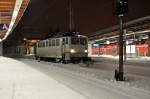br-109-e-11-dr-211 der Schneepflugersatz in der n�chsten Runde, DP 57 beim Kopf machen �bers Bahnsteiggleis im Bf Stralsund am 02.02.2010
