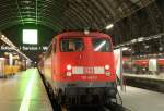 Die 110 441-3 steht als morgendliche RB in Frankfurt HBF ...