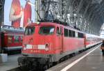 Die 110 440-5 steht beidseitig aufgeb�gelt in Frankfurt HBF nach ...