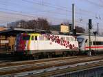 Hier die 110 325-8 vom Science Express mit einem Leer-Intercity ...