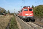 br-110-bugelfalte 110 406-6 mit einer RB Richtung Friedberg (Hess) ,bei der vorbeifahrt am Holzs�gewerk in Lang-G�ns.