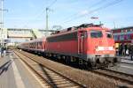 br-110-bugelfalte 110 444-7 mit einem RE nach Dillenburg hier kurz vor der Abfahrt in Gie�en.