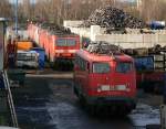 br-110-bugelfalte 110 322-5 wartet mit zig anderen Loks (u.a. 110 325) auf ihr j�hes Ende durch die Fa. Bender in Opladen , aufgenommen am 27.03.2010