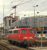br-110-bugelfalte 110 425-6 wartet am 21.03.10 aufgeb�gelt auf einem Abstellgleis im M�nchener Hbf auf neue Eins�tze. Im Hintergrund entsteht gerade ein relativ gro�er Neubau.
