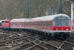 Die 110 493-4 schiebt den RE4 Verst�rker nach Aachen aus ...