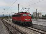 Die 110 347 am 25.06.2010 bei einer Rangierfahrt in Rosenheim. ...