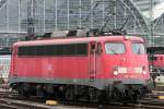 Die 110 443-9 rangiert durch Frankfurt a.M. HBF am 17.08.2010 ...