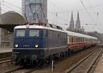 E10 121 bei kurzem Halt in K�ln Messe/Deutz am 26.2.2010 ...