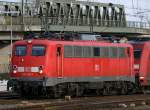 br-110-e-10 110 236-7 mit einer BR 101 am Haken aus Deutzerfeld kommend , K�ln Deutz am 27.2.2010