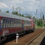 br-110-e-10 Sommerzeit ist Kreuzfahrzeit. 110 231-8 wartet im Potsdamer Hauptbahnhof auf Ausfahrt. Am Haken hat sie einen Sonderzug, der Kreuzfahrg�ste der 'Norwegian Sun' (Reederei: Norwegian Cruise Lines) nach einem Tagesausflug zur�ck nach Warnem�nde bringt. Mit zw�lf Schnellzugwagen d�rfte das der l�ngste Zug sein, den Potsdam seit langem gesehen hat. 2010-07-25.
