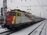BR 110 Werbeloks Hier bringt 110 239 Scienc Express den Fussballsonderzug aus K�ln, in Augsburg Hbf, am 10,02,2010