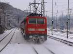 111 146-7 schiebt den RE4 (Wupper-Express) aus den Aachener Westbahnhof ...