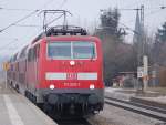 111 006-3 f�hrt mit dem RE30019 M�nchen-Salzburg-Express in Gro�karolinenfeld ein. ...