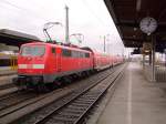 BR 111 mit Zugen Hier ist die RE11 Garnitur wie immer am Wochenende im Bahnhof Hamm(Westf) am 13.3. Das besondere ist allerdings das er mit der Fisst�rrerlok 111111-1 bespannt ist. Zu beachten ist das die Lok Wetterfest abgestellt ist, da sie in einem Durchfahrtsgleis steht und dort keine Versorgungseinrichtunen sind. Am anderen Ende war noch ein Triebzug der Br425 abgestellt.