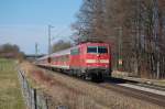 BR 111 mit Zugen 111 038-6 mit RE am 25.03.2010 am B� Vogl zwischen Gro�karolinenfeld und Rosenheim