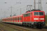 111 128 am 13.4.10 mit einer S-Bahn Garnitur in Ratingen-Lintorf ...