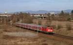 BR 111 mit Zugen Seit Dezember 2009 setzt das Betriebswerk Ludwigshafen insgesamt f�nf Lokomotiven der Baureihe 111 ein. Die zuvor in M�nchen beheimateten Loks (111 030, 042, 045, 069 und 072) bespannen unter anderem auch flei�ig einige RB-Z�ge auf der KBS 700 zwischen Mannheim und Karlsruhe, die zuvor mit Triebwagen der Baureihe 425 gefahren wurden. Hier k�nnen die Loks zeigen, was in ihnen steckt, denn sie fahren im gleichen Fahrplan, wie die 425.
Am sonnigen 24. Februar 2010 verl�sst die Ludwigshafener 111 030 mit der RB 18619 von Mannheim nach Karlsruhe mit wenigen Minuten Versp�tung den Haltepunkt von Neulu�heim.