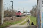 BR 111 mit Zugen Dieses Bild k�nnte auch `Hinter den Kulissen&acute; haben: 111 055 schiebt am 10.04.10 kurz vor Feldmoching die RE von Passau nach M�nchen