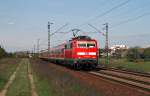 BR 111 mit Zugen Nach dem Zwischenhalt in Wiesental bringt die Ludwigshafener 111 030 am 09. April 2010 die versp�tete RB 18619 von Mannheim nach Karlsruhe wieder auf H�chstgeschwindigkeit.